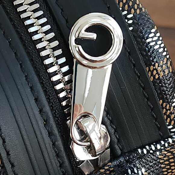 Cap Vertical PM Shoulder Bag Made With PVC and Leather. Previously Owned. - Picture 6 of 8